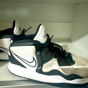 Kyrie Infinity (Team) Basketball Shoes
